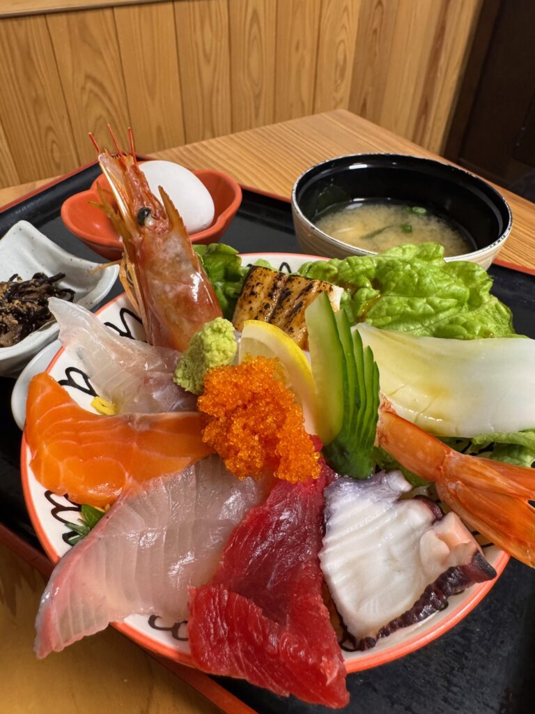 こころ食楽亭の海鮮丼（汁付き）。エビやマグロ、ブリが豪華に盛られた一杯