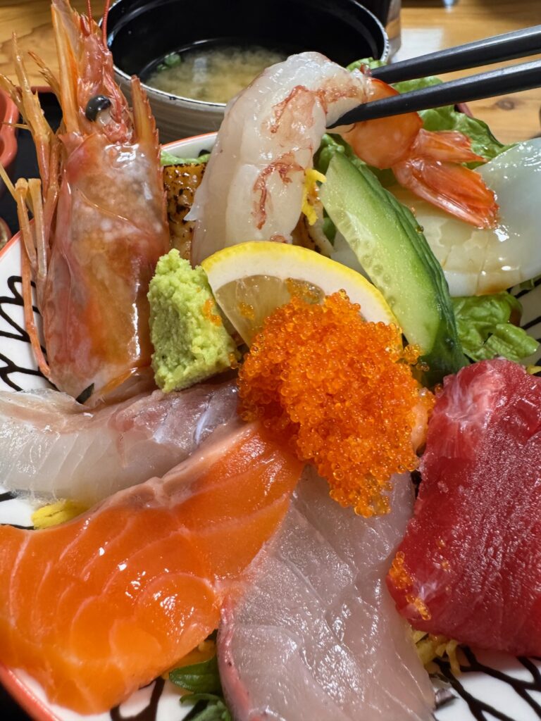 こころ食楽亭の海鮮丼のエビと刺身。プリプリ食感が楽しめる