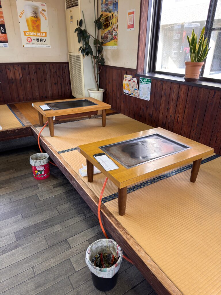 高専ダゴ船津店の座敷席 広めの店内で家族連れにも安心