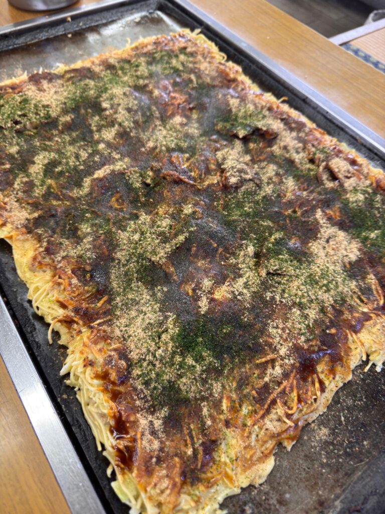 高専ダゴ船津店 ソースと青のりで仕上げる瞬間