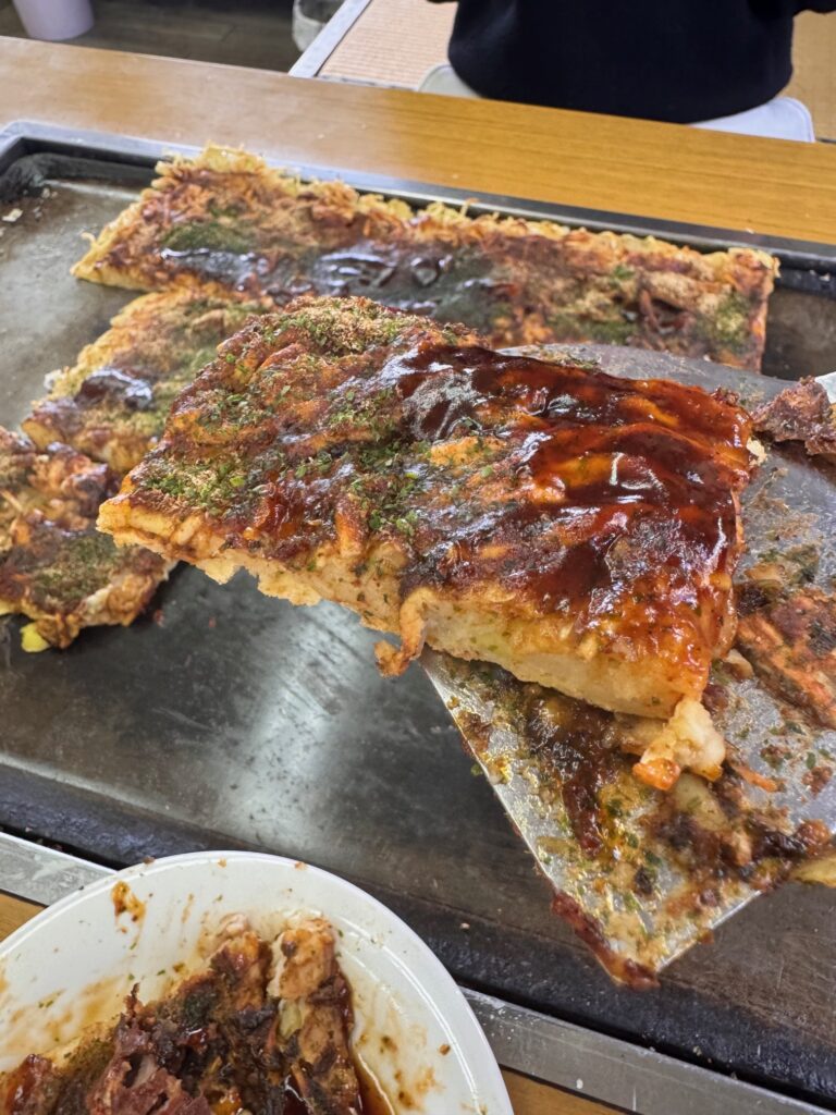 高専ダゴ船津店 へらで切り分けた熱々お好み焼き