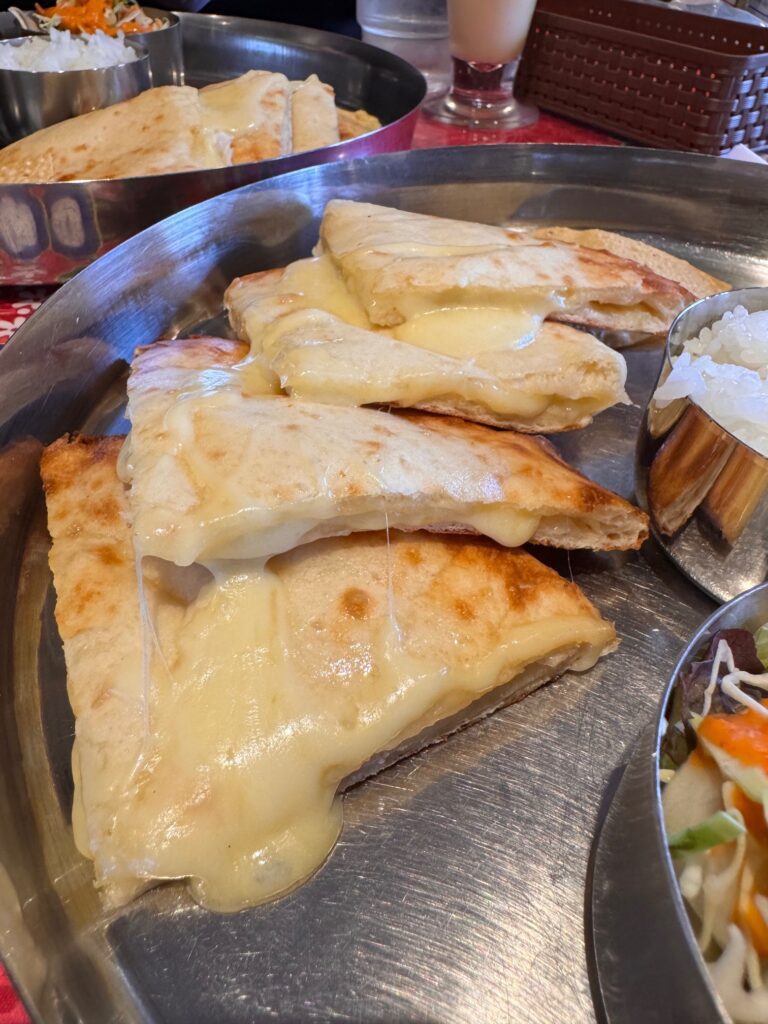 ogiミランのチーズナン とろけるチーズがたっぷり