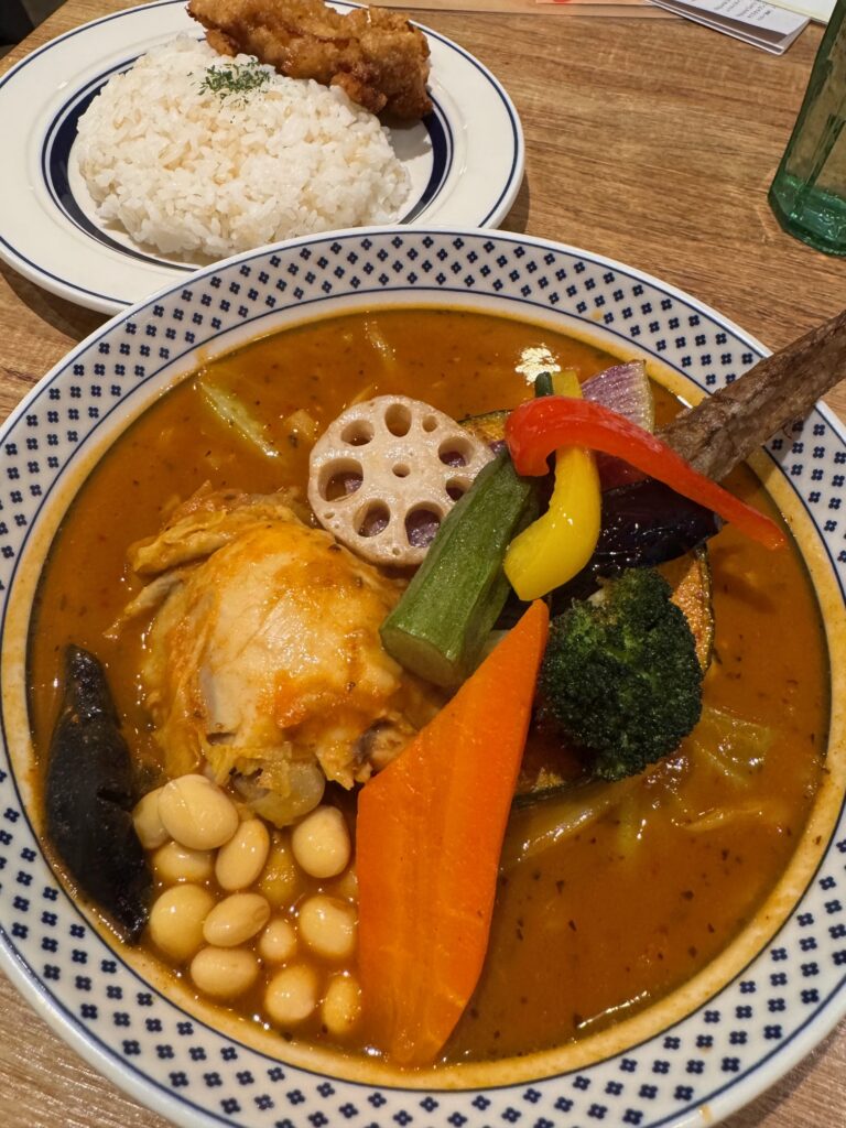 侍ザンギとチキン1/2と野菜のスープカレー 全体写真