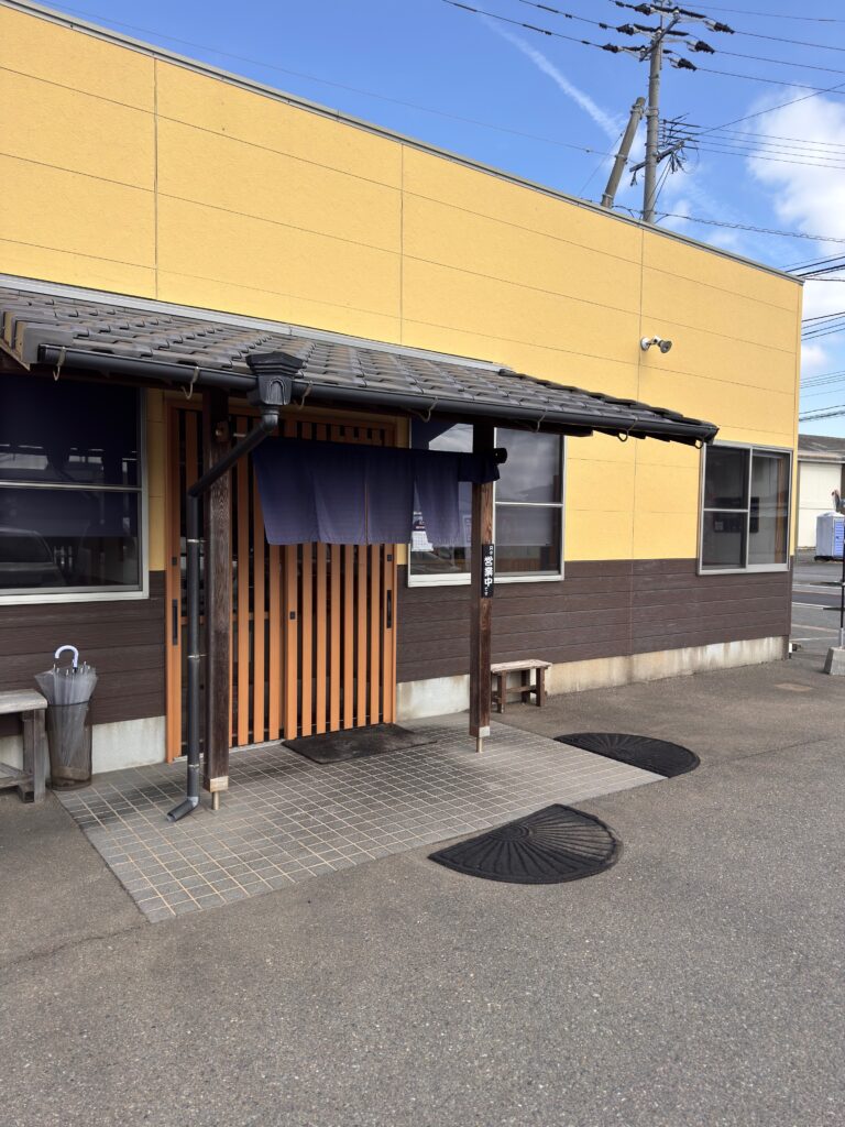 鳩屋製麺の店舗外観