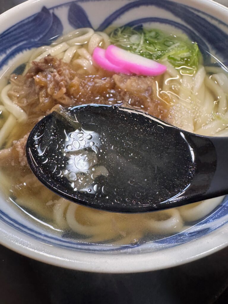 鳩屋製麺の牛肉うどんのスープ