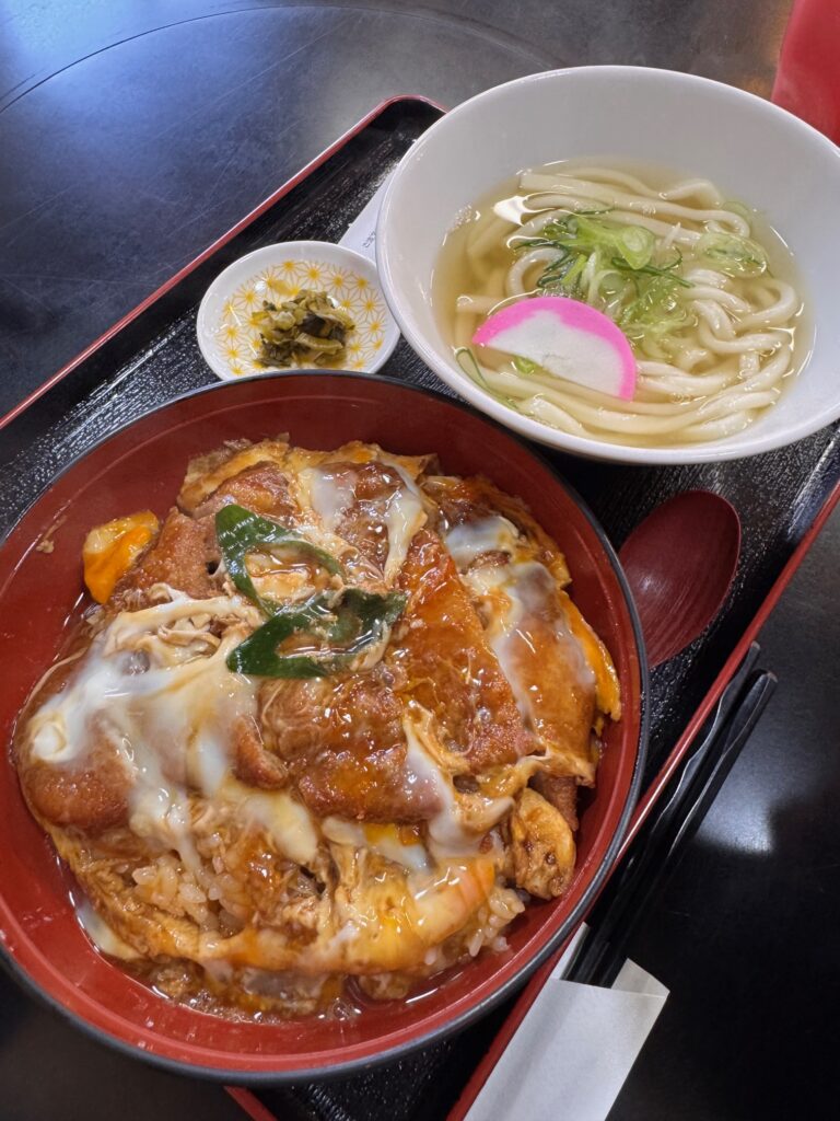 鳩屋製麺のカツ丼とミニうどん