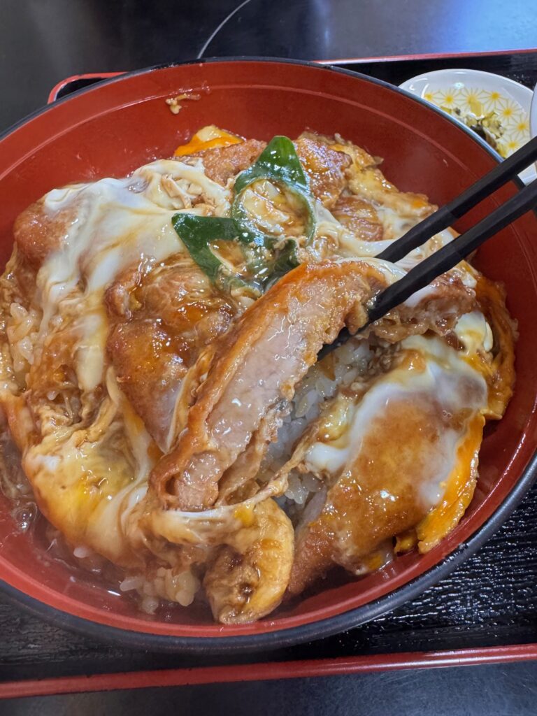 鳩屋製麺のカツ丼のお肉