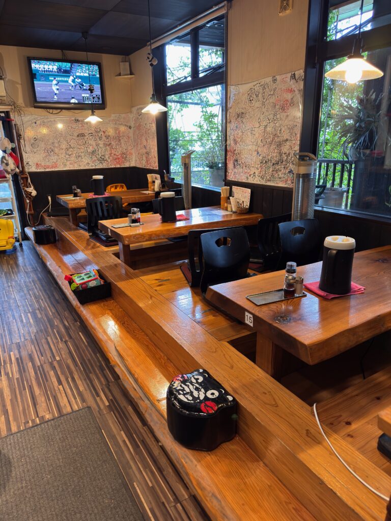 田中商店の店内テーブル席