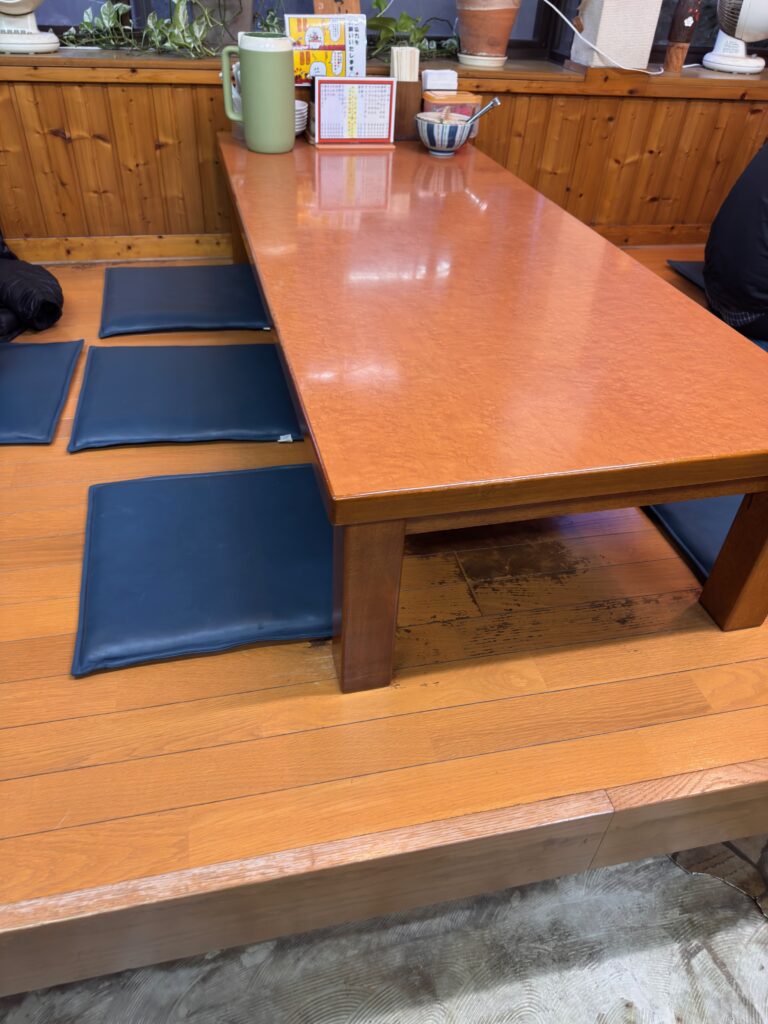 大連らーめんの小上がり席