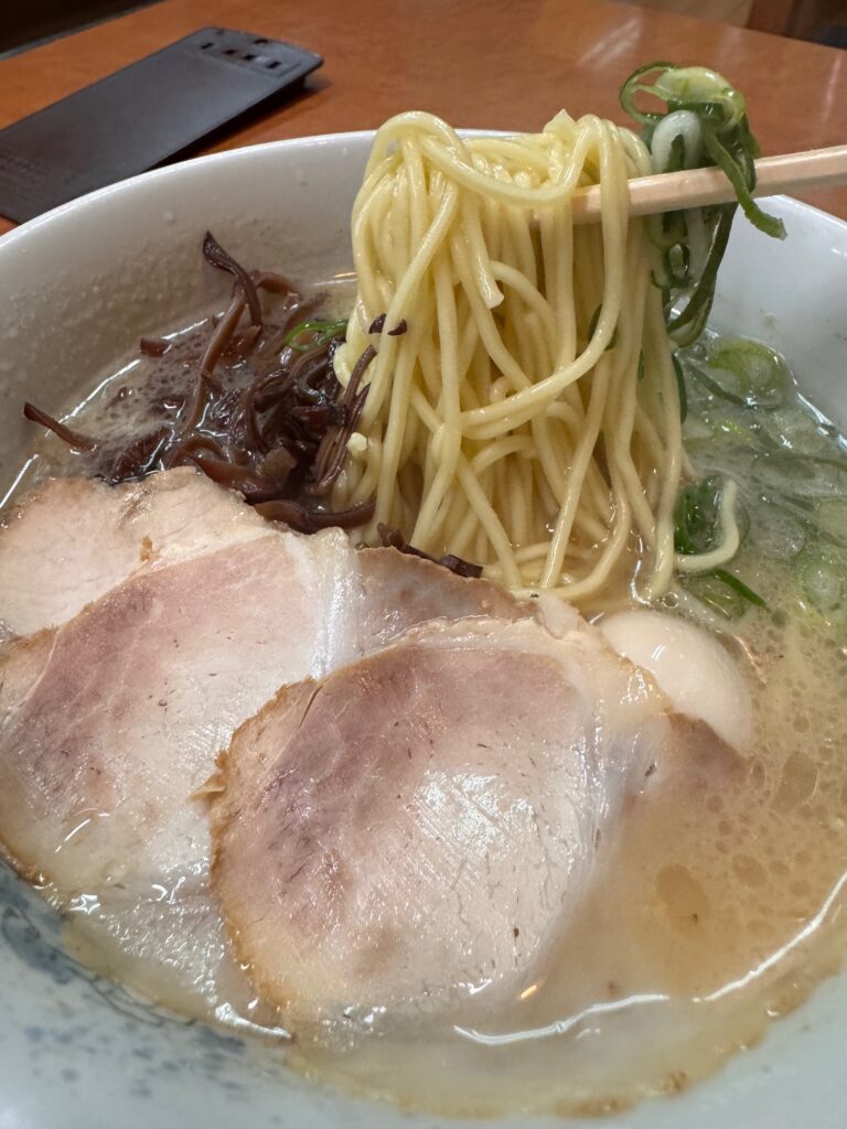 大連らーめんの細めストレート麺