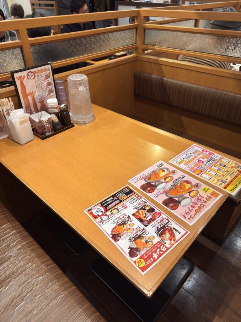 海老どて食堂エスカ店の店内テーブル席