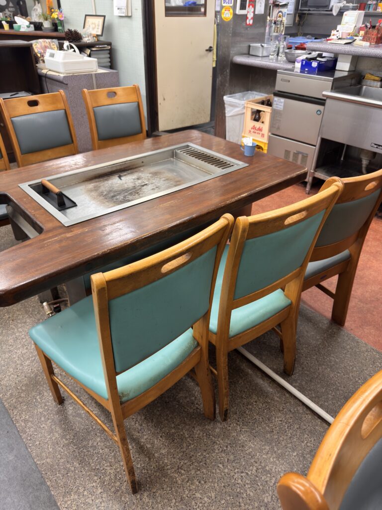 ニュー柳屋食堂のテーブル席
