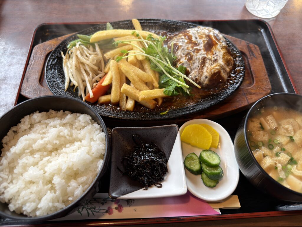 サンデーのチーズハンバーグとご飯とみそ汁