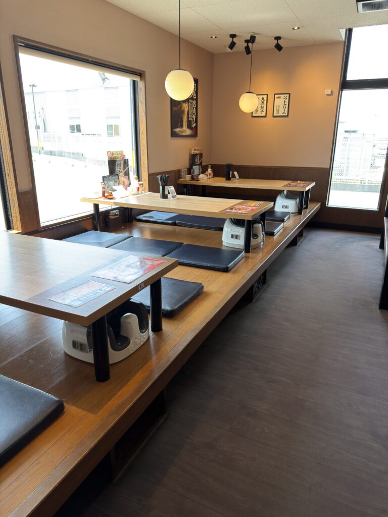 丸源ラーメン鳥栖店の店内