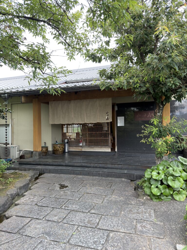 山田屋の外観と和風の入口