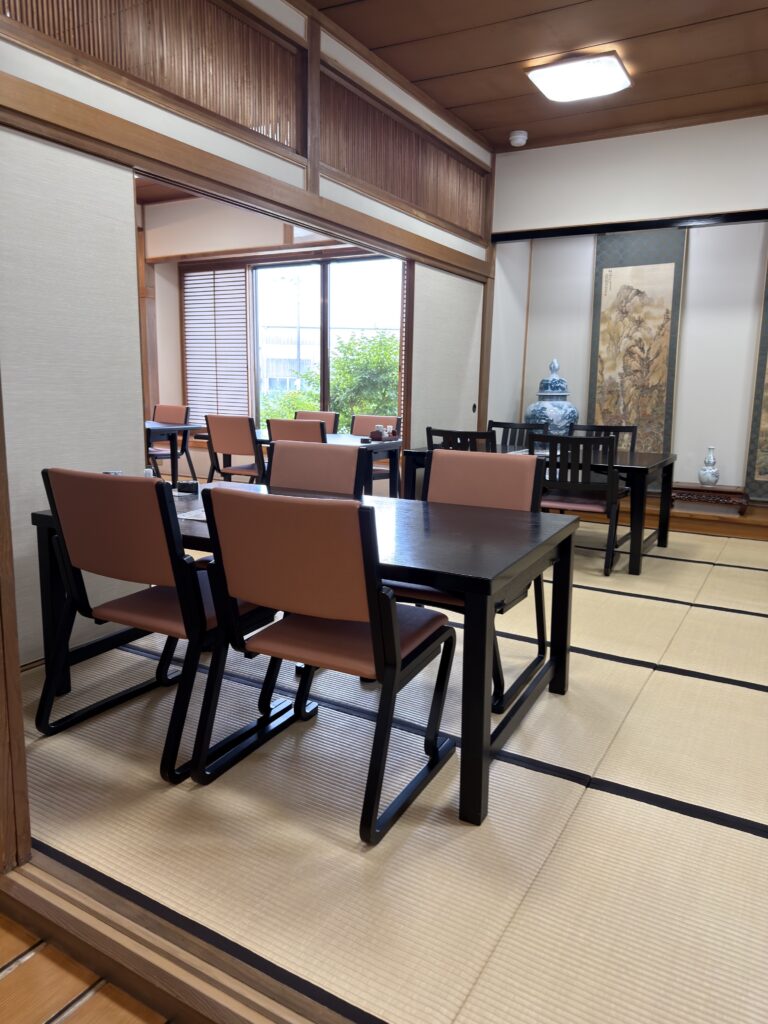 山田屋のテーブル席