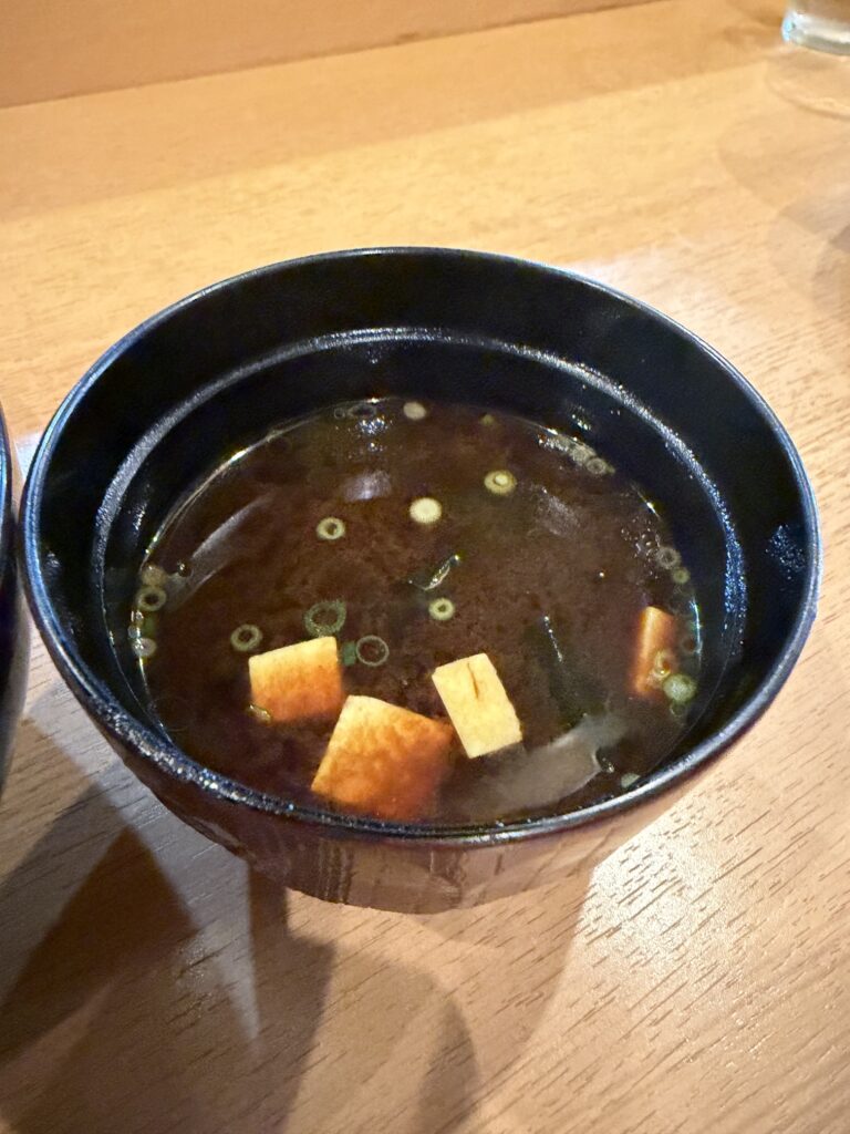 大分県大分市にある与一の赤だし味噌汁