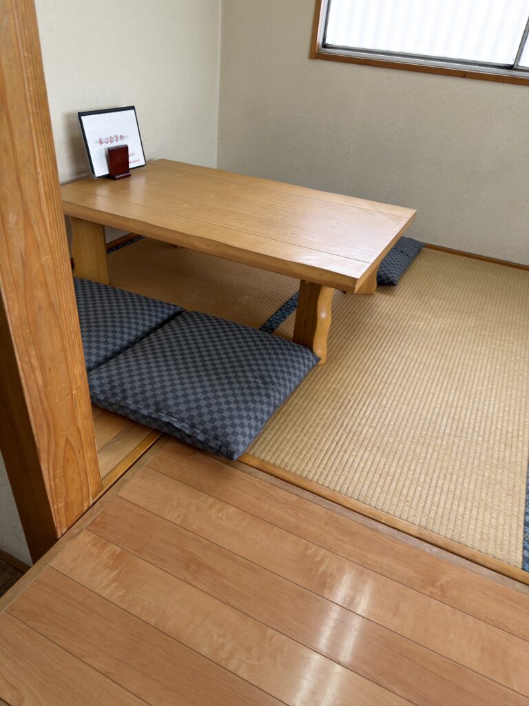 佐賀市東与賀町にあるひびの食堂の店内
