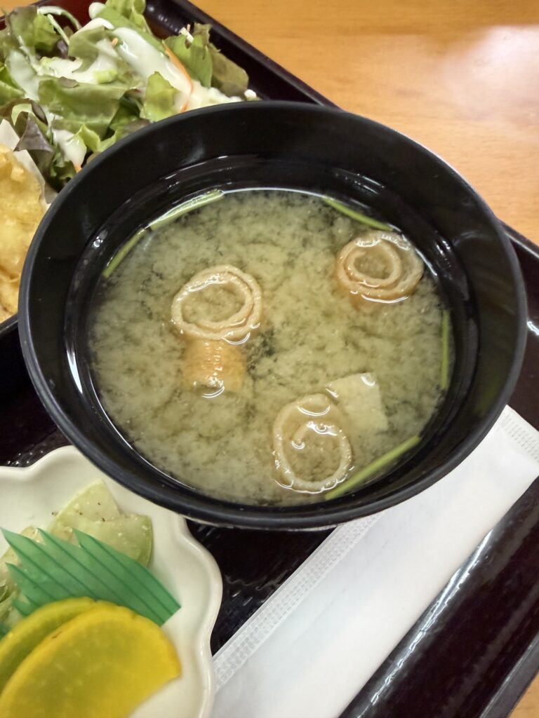 佐賀市東与賀町にあるひびの食堂の味噌汁