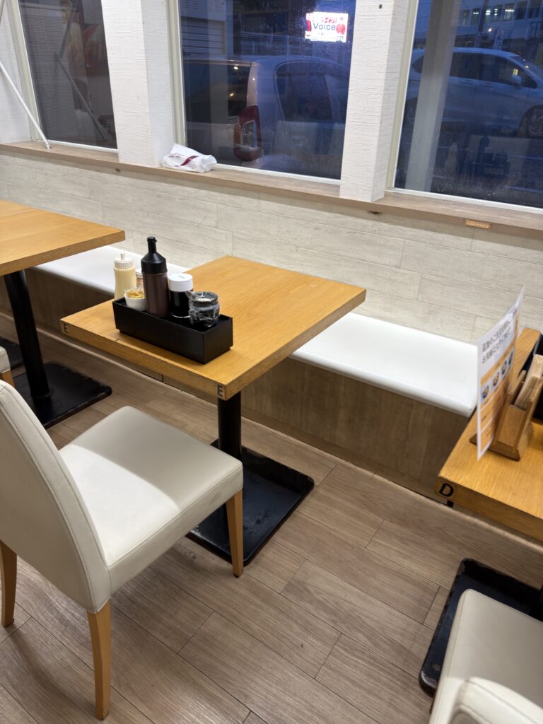 大分市田中町にあるとんかつ＆とり天しげのや食堂の店内