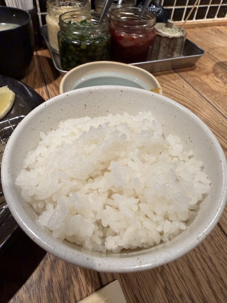 都ハンバーグの大分名物メガ盛りとり天。山盛りのとり天、千切りキャベツ、羽釜ご飯、鶏白湯スープが並ぶボリューム満点の定食