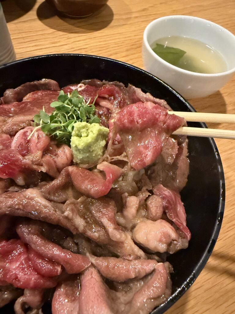 博多炊き餃子池ぽんの牛丼