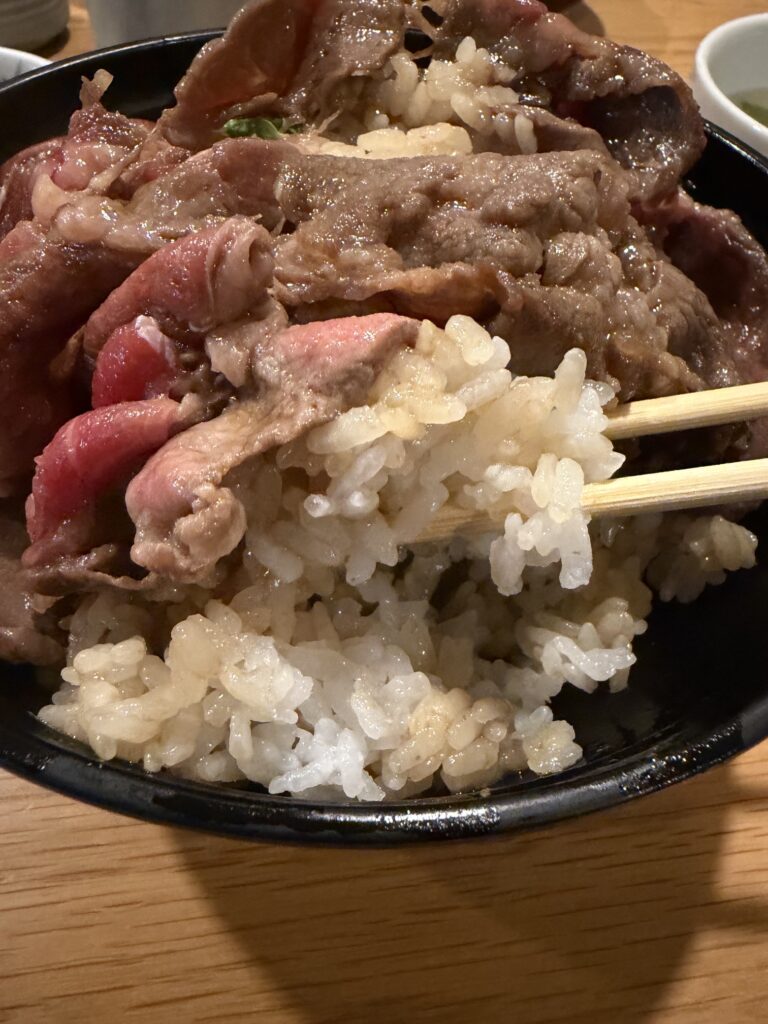 博多炊き餃子池ぽんの牛丼