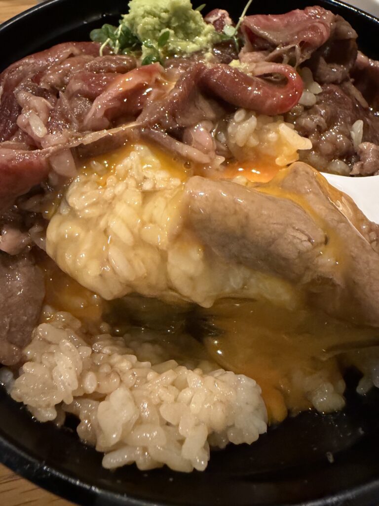 博多炊き餃子池ぽんの卵をかけた牛丼