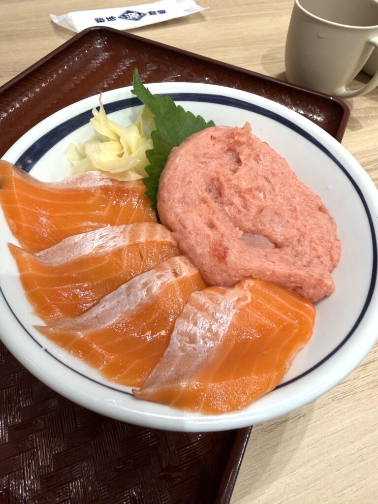 築地食堂源ちゃんのサーモンねぎとろ丼