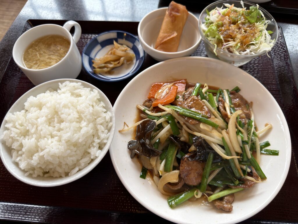 佐賀県小城市にある中華食堂口口香のレバニラ定食