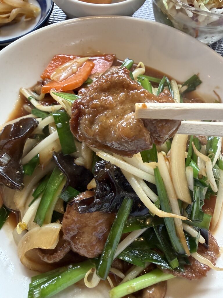 佐賀県小城市にある中華食堂口口香のレバニラ定食