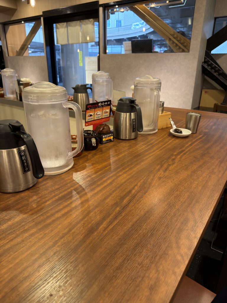 三鷹駅つけめんTETSUの店内