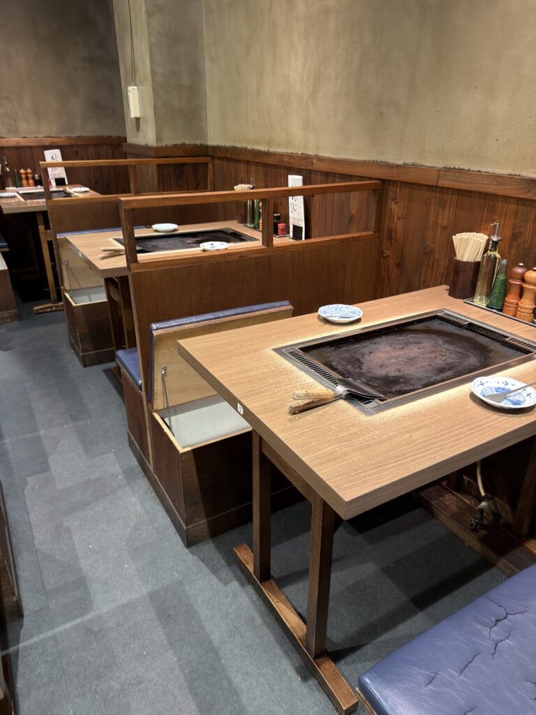 月島もんじゃ もへじ 総本店のテーブル席