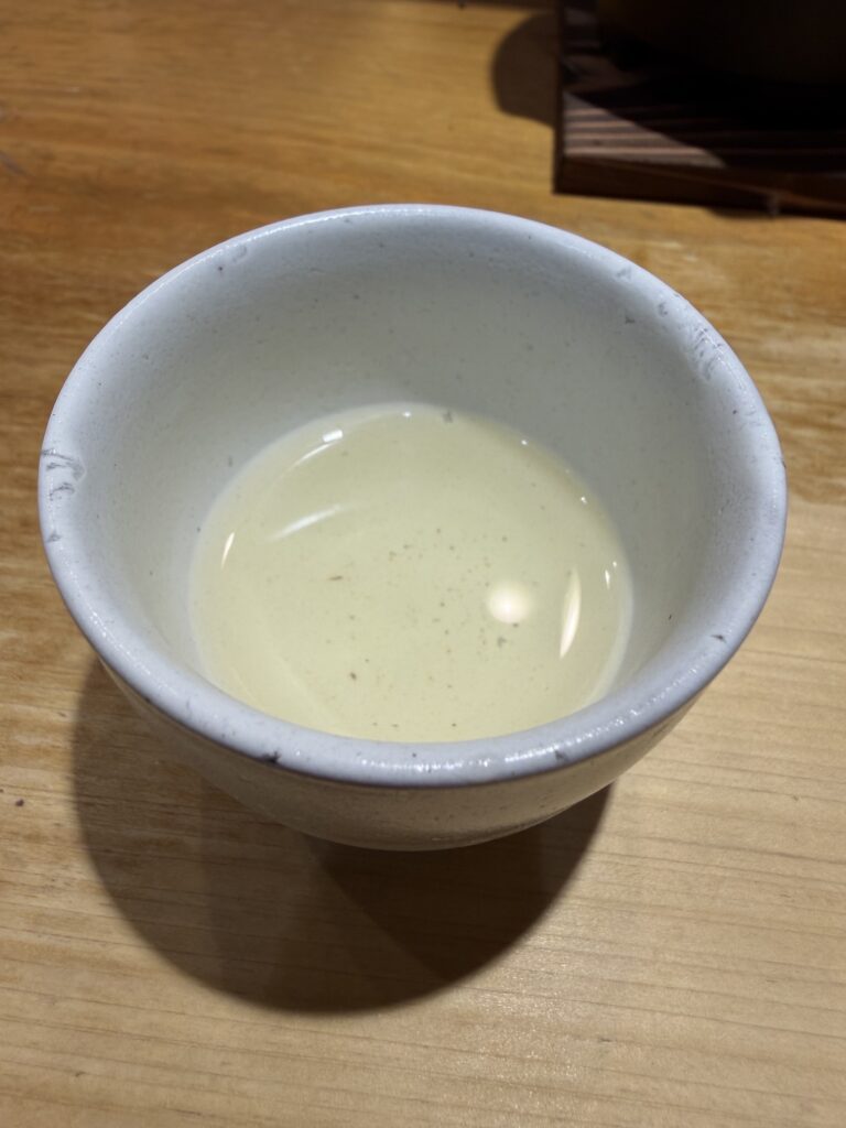 焼きあご塩らー麺たかはし上野店のあごだしスープ