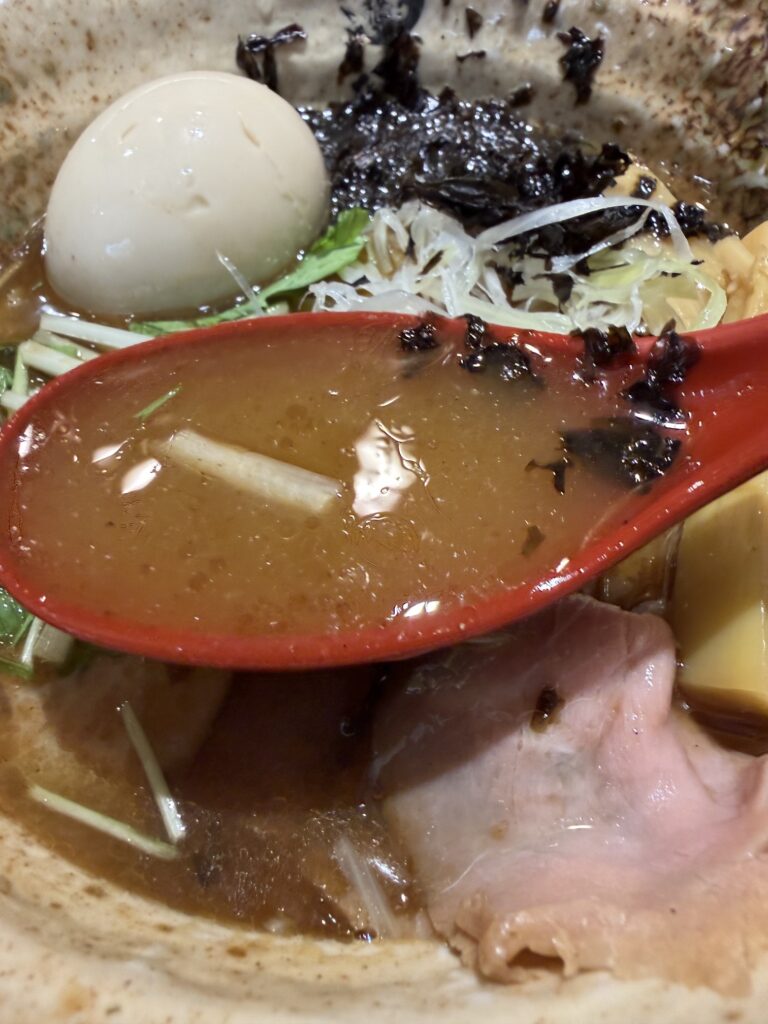 焼きあご塩らー麺たかはし上野店の特製焼きあご塩らー麺のスープ