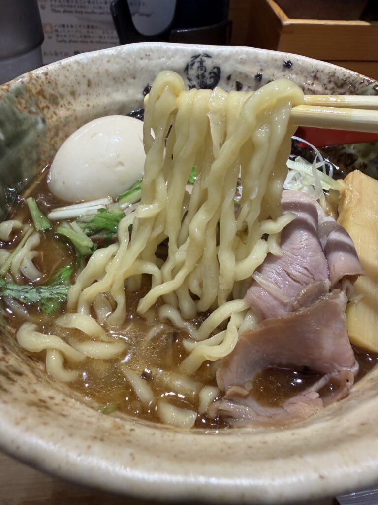 焼きあご塩らー麺たかはし上野店の特製焼きあご塩らー麺のちぢれ麺