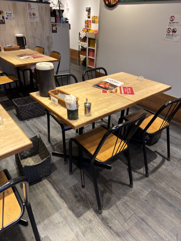 GARAKU東京中野店のテーブル席