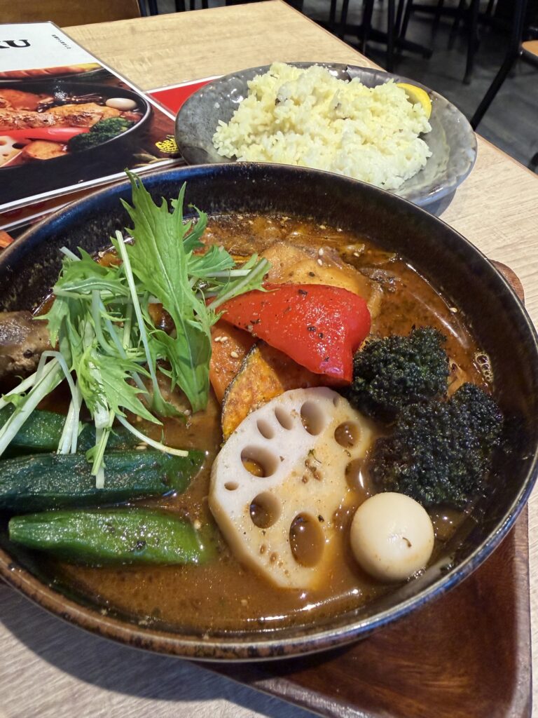 やわらかチキンレッグと9種野菜のスープカレー