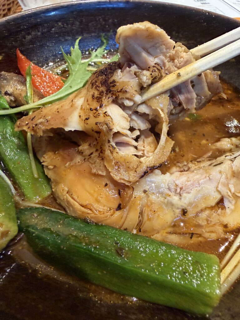柔らかく煮込まれたチキンレッグ