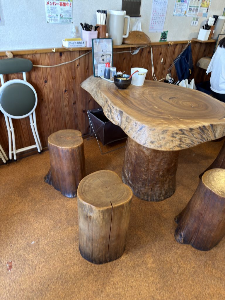 かつみ屋の木のテーブルと椅子が並ぶ温かみのある店内