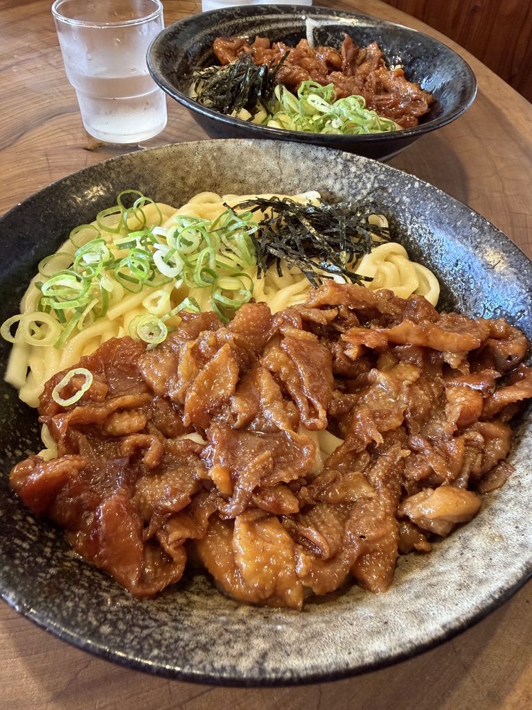 鳥栖市かつみ屋の名物すどりかま玉うどん880円とたっぷりの鶏肉