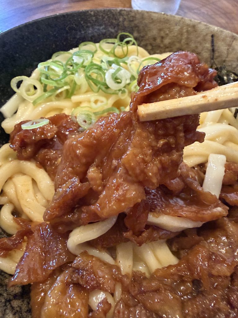 かつみ屋名物すどりかま玉うどんに入った甘辛く味付けされた鶏肉