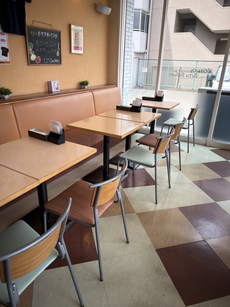 ベツバラーレ姪浜店の明るく開放的なテーブル席と店内