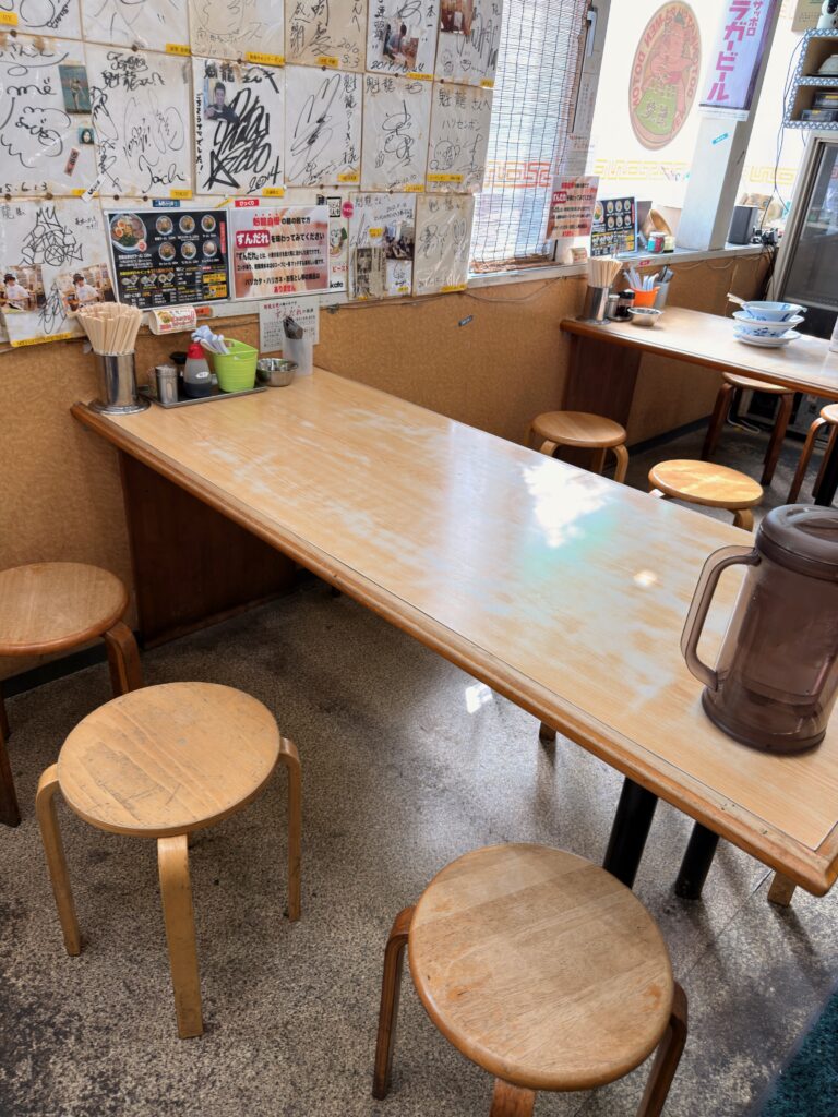 魁龍 博多本店の店内とテーブル席