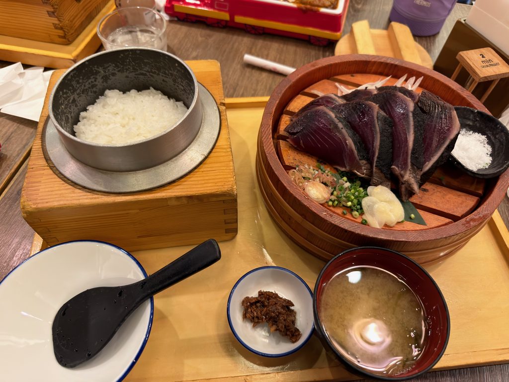 龍神丸のわら焼き鰹の塩たたき定食と釜炊きご飯