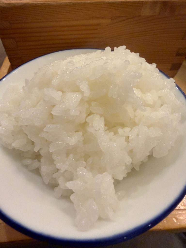 龍神丸イオンモール筑紫野店の釜で炊かれたふっくらツヤのある白ご飯