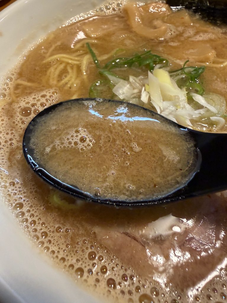 博多仁太郎の仁太郎ラーメンの濃厚な豚骨と天草大王の旨味が感じられるスープ
