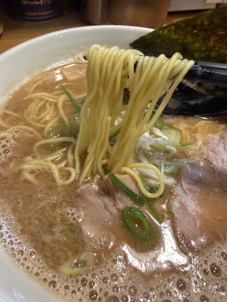 博多仁太郎の仁太郎ラーメンに使われた細めの麺と濃厚スープ