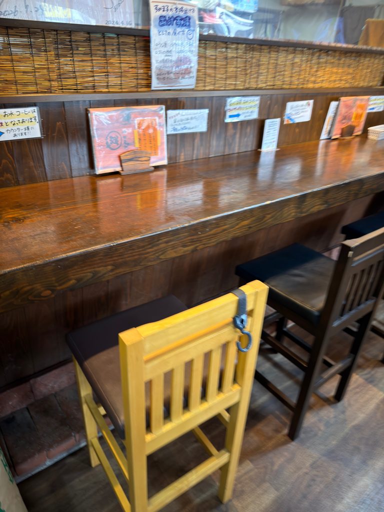 武雄市のすみまる店内にある木製のカウンター席。木を基調とした落ち着いた雰囲気で一人でも利用しやすい店内