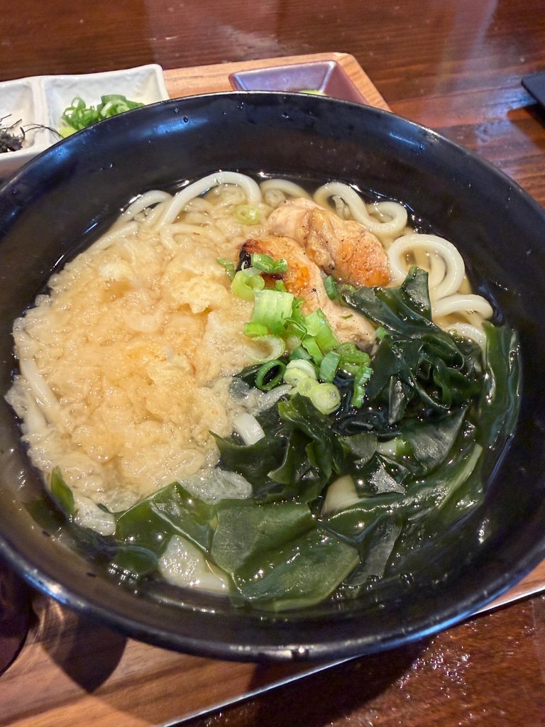 すみまる平日ランチに付くミニうどん。わかめや天かす、ネギ、炭火焼の鶏が入っておりセットとは思えないボリューム